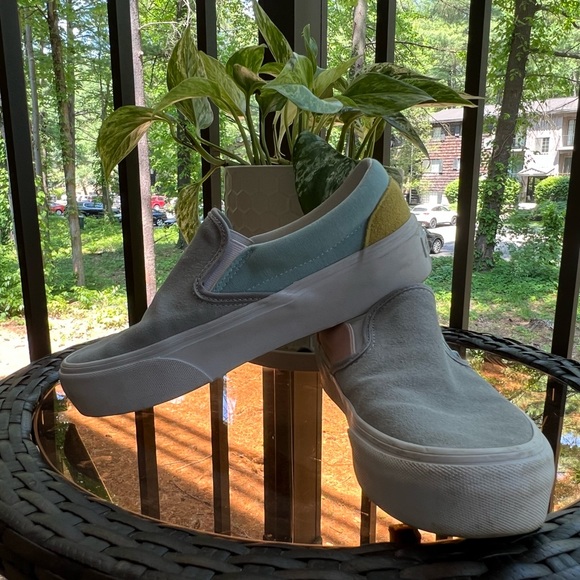 Women’s Platform Vans - Picture 2 of 4